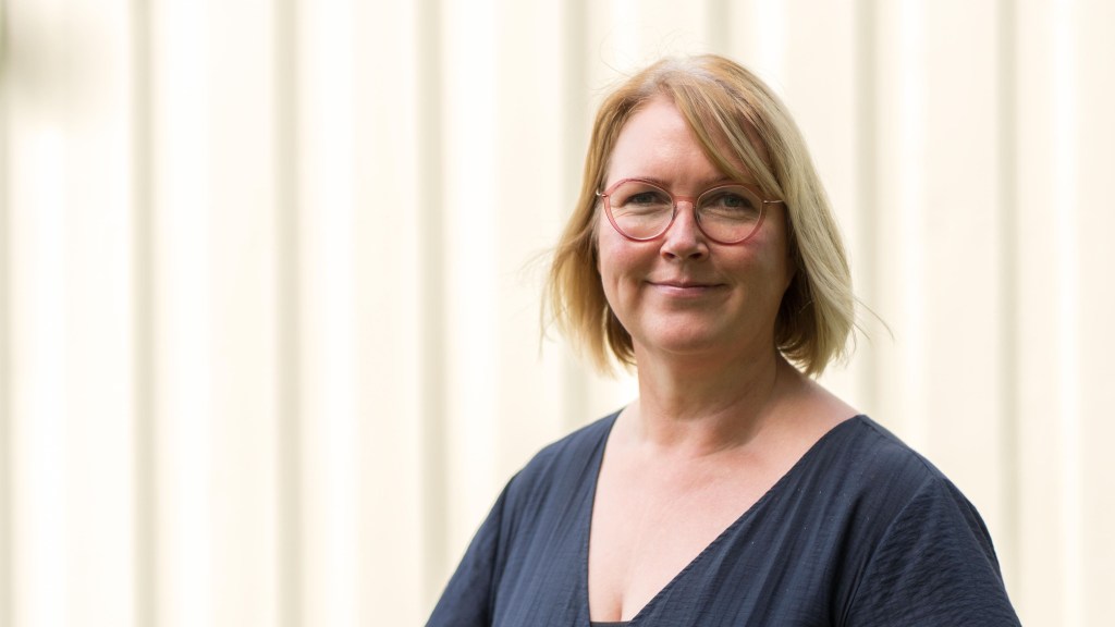 Portrett av Irene Snortheim foran hvit vegg. Foto tatt av Alexander Hansen.